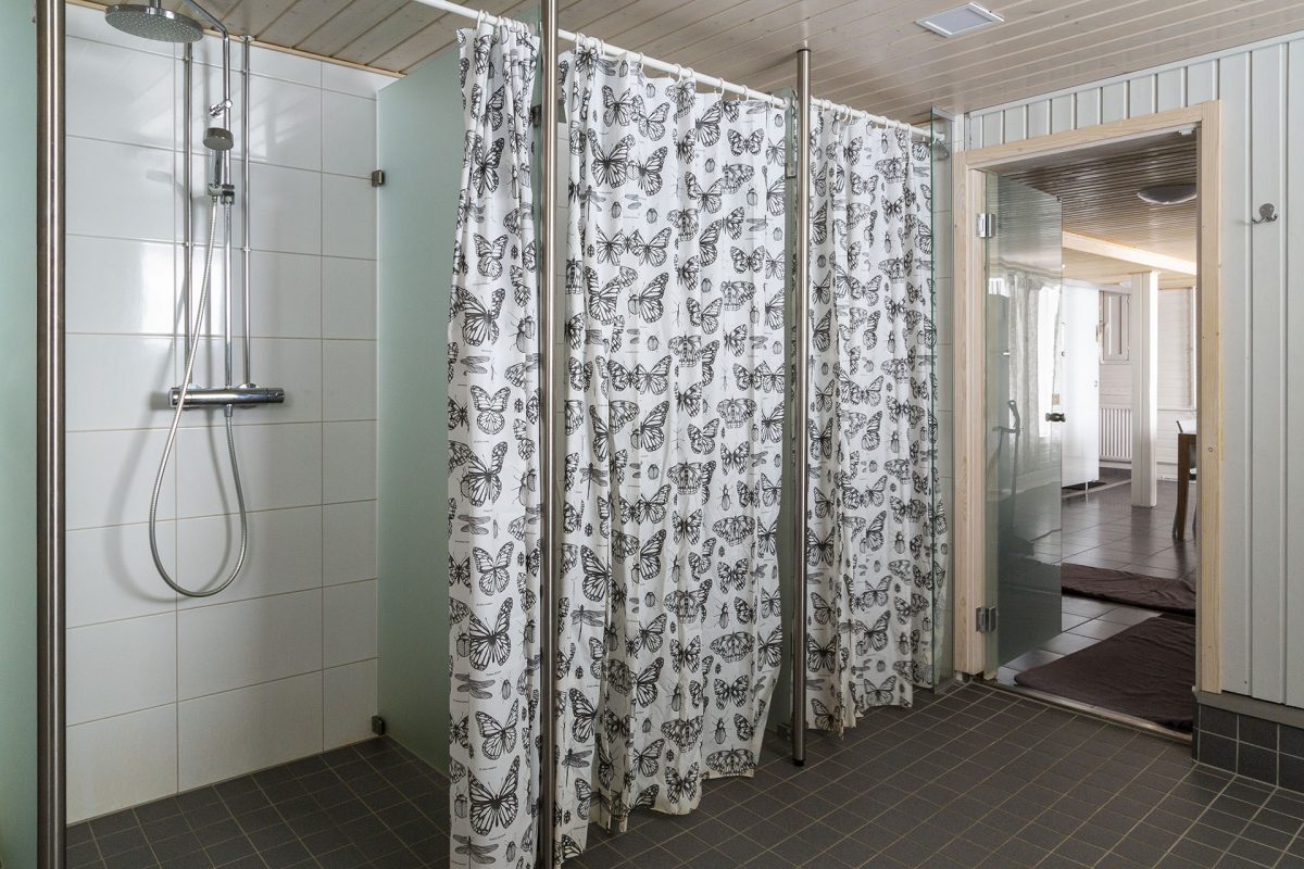 Sauna shower room with showers that can be separated by curtains.